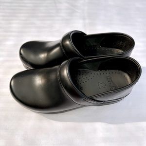 EUC Black Dansko Clog size 38